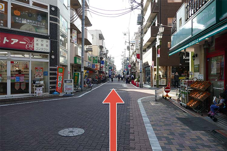 道なりにまっすぐ進みます。途中の十字路も直進してください